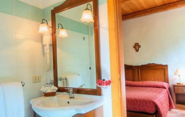 Hotel La Foresteria Abbadia di Fiastra Ruang foto